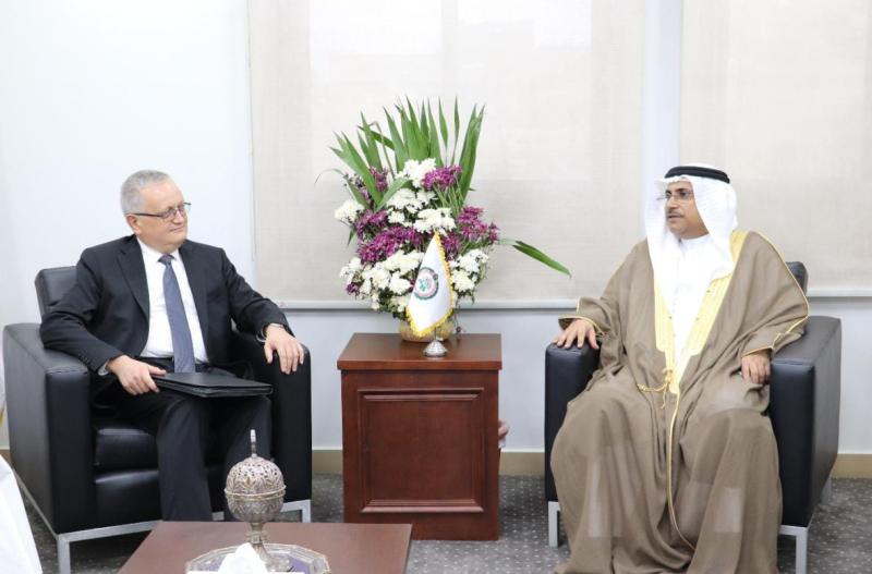 لقاء السفير الروسي مع رئيس البرلمان العربي 