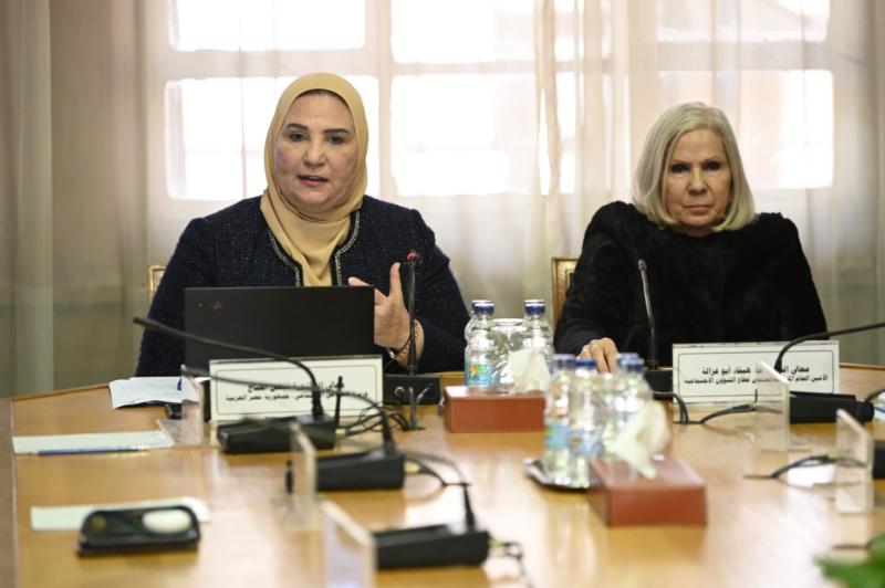 نيفين القباج وزيرة التضامن الاجتماعي والسفيرة هيفاء أبو غزالة 